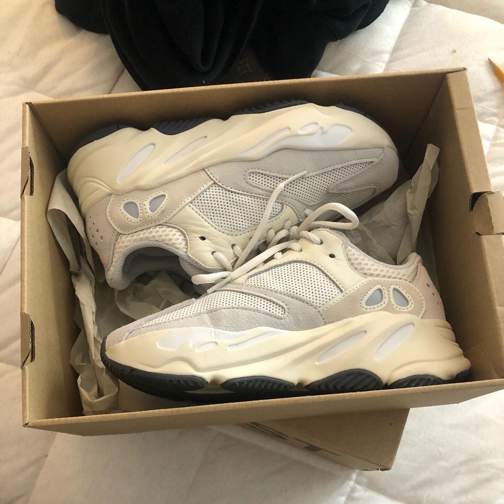 AUTHENTIC yeezy boost 700 analog
